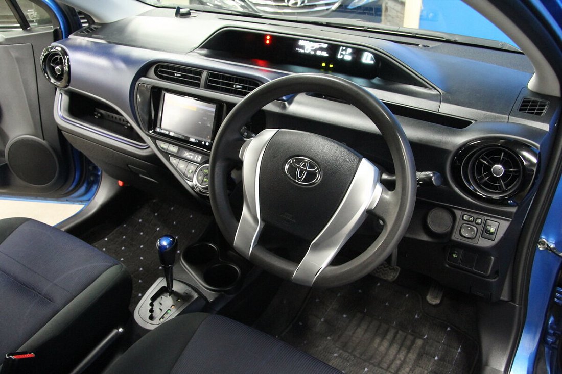 toyota aqua 2014 салон